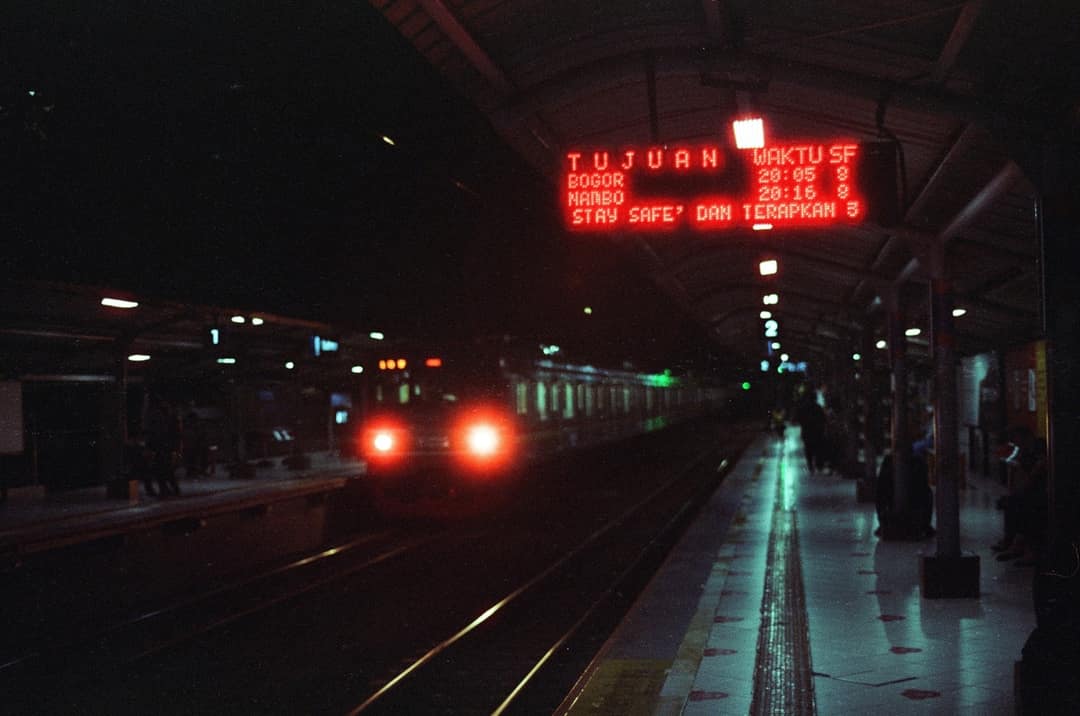 Jakarta Train Station at Night – Olympus OM-1 on Cartenz 200